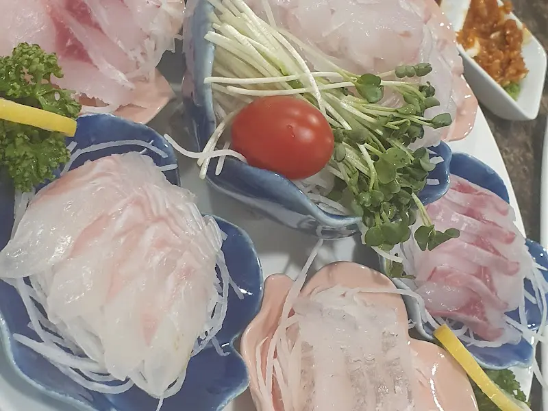 회와 곁들여 먹는 신선한 야채들