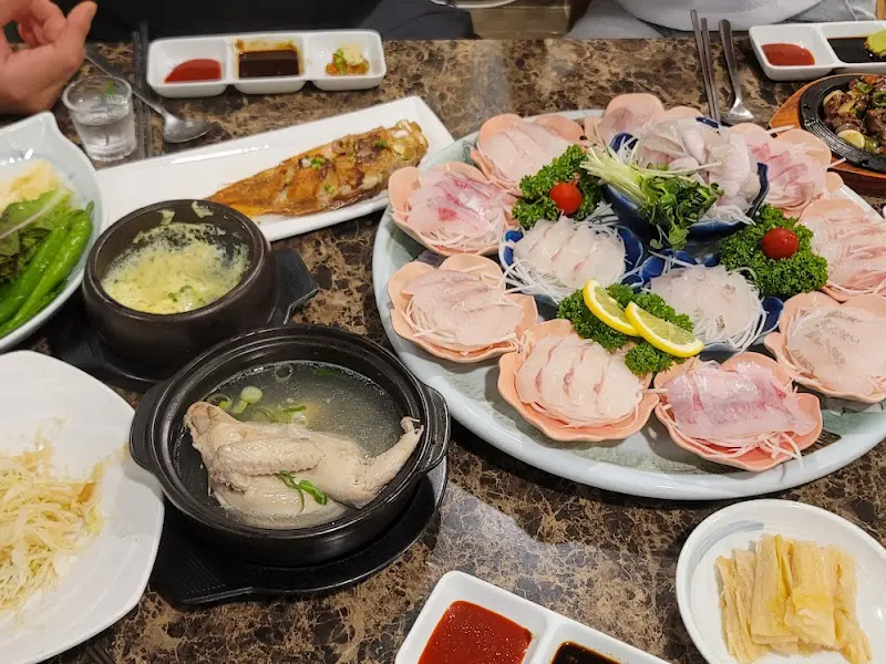 회를 품은 닭 내부