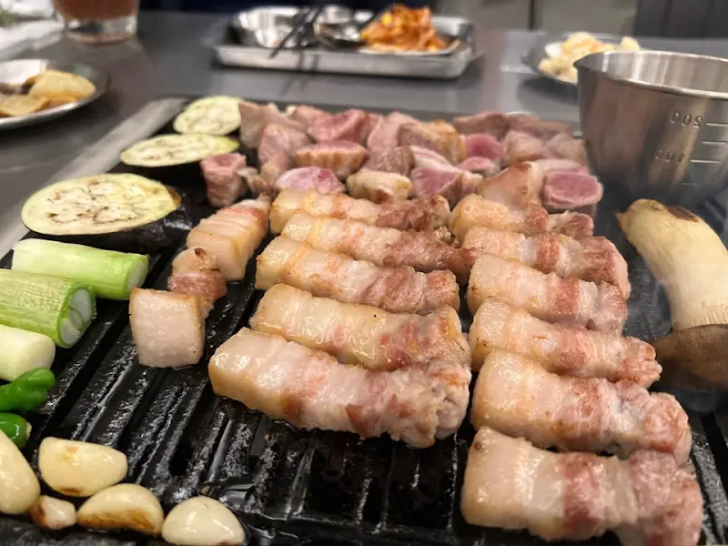 잘 구워진 삼겹살과 목살