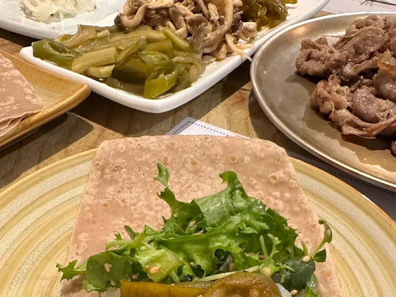 메밀쌈과 불고기 한상차림