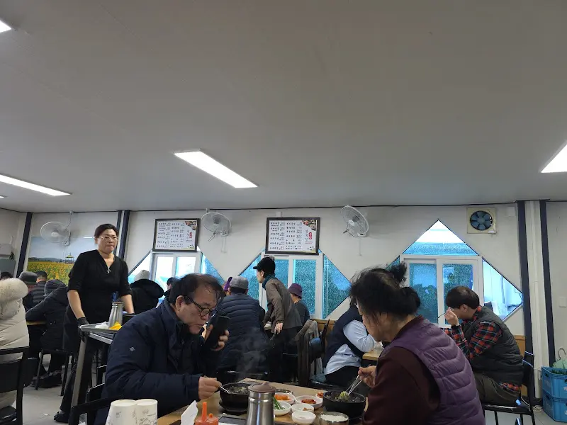 손님들로 가득 찬 식당 내부