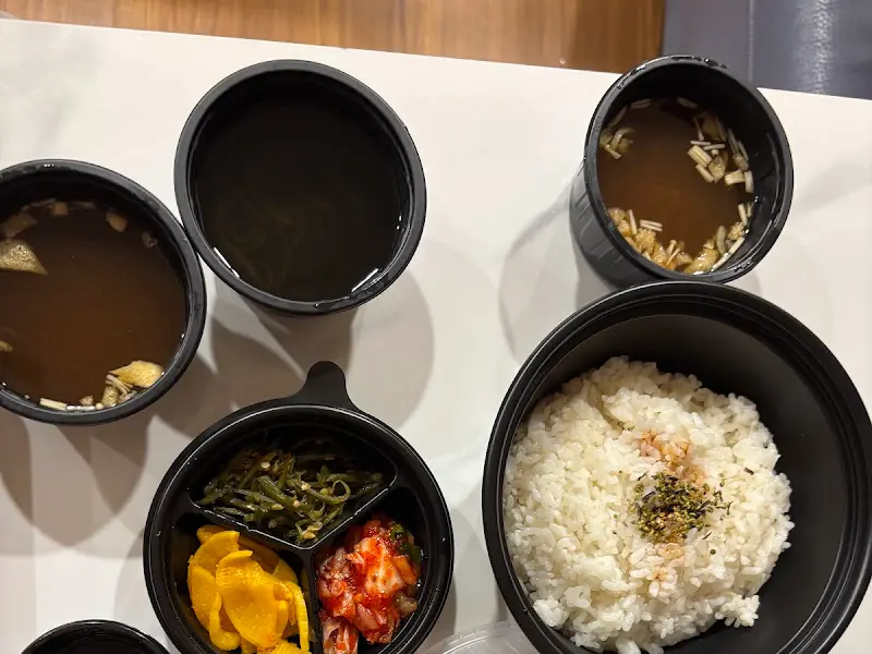 카이센동과 함께 나오는 반찬들