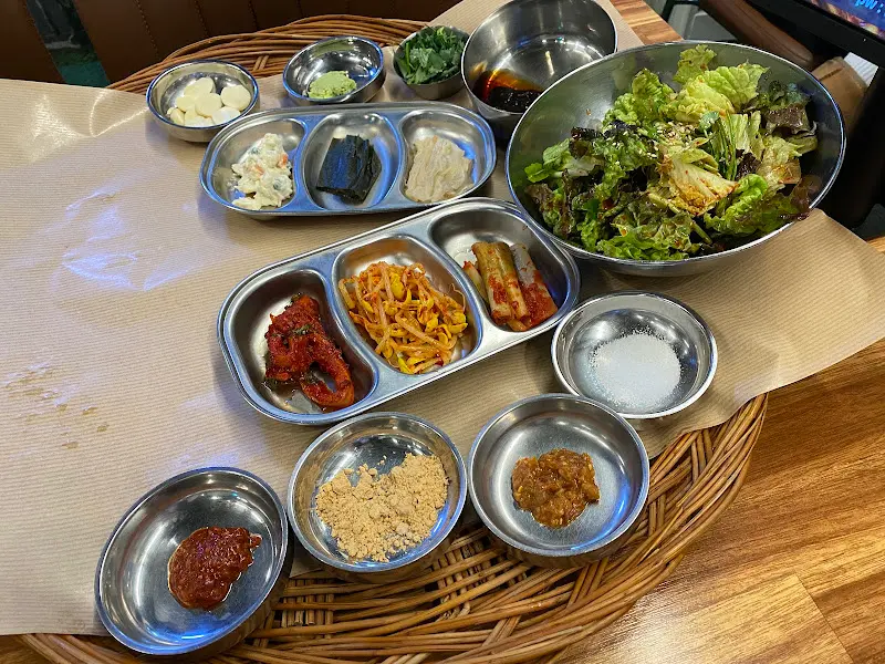 다채로운 밑반찬과 소스가 정갈하게 담겨 나온 모습