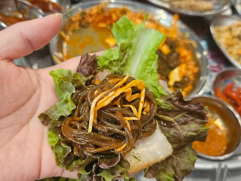 족발과 곁들임 찬의 조화