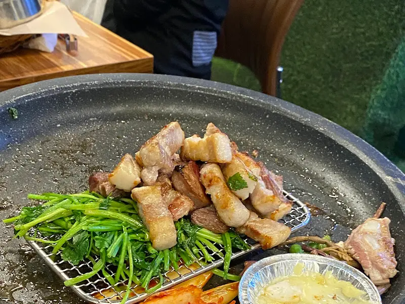 잘 구워진 삼겹살을 망 위에 올려놓은 모습