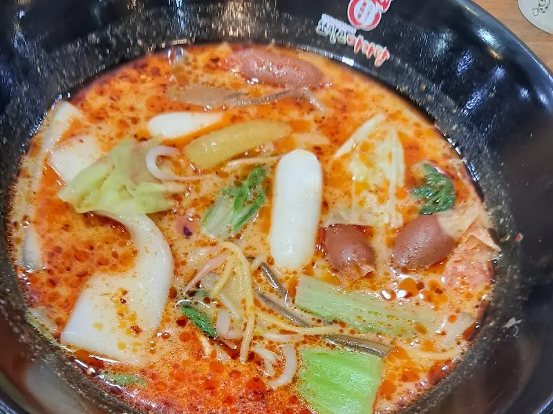 마라탕 안에는 푸주, 건두부, 숙주, 청경채, 버섯, 면 등 다양한 재료들이 푸짐하게 들어 있다.