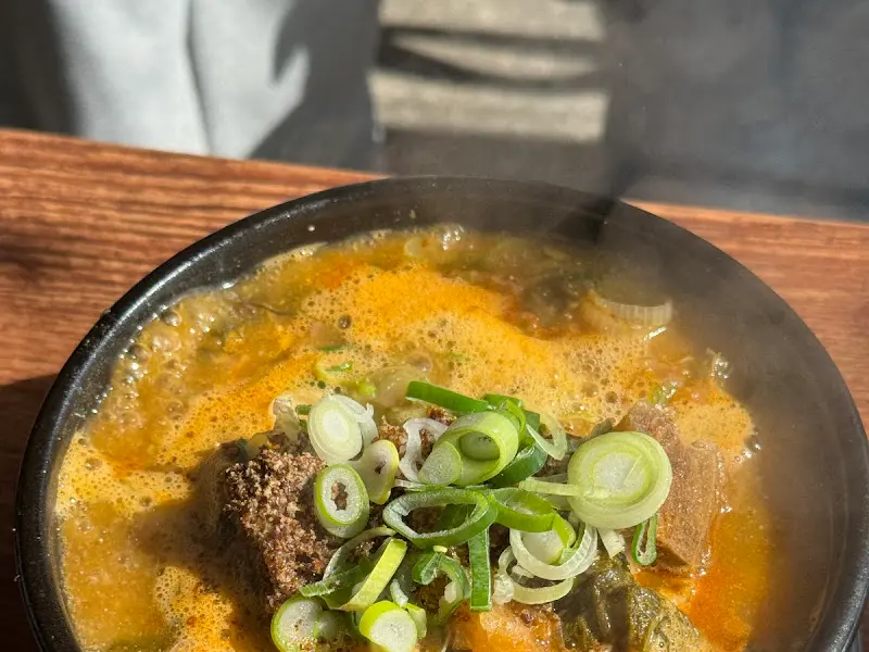 얼큰하고 진한 국물이 일품인 뼈해장국