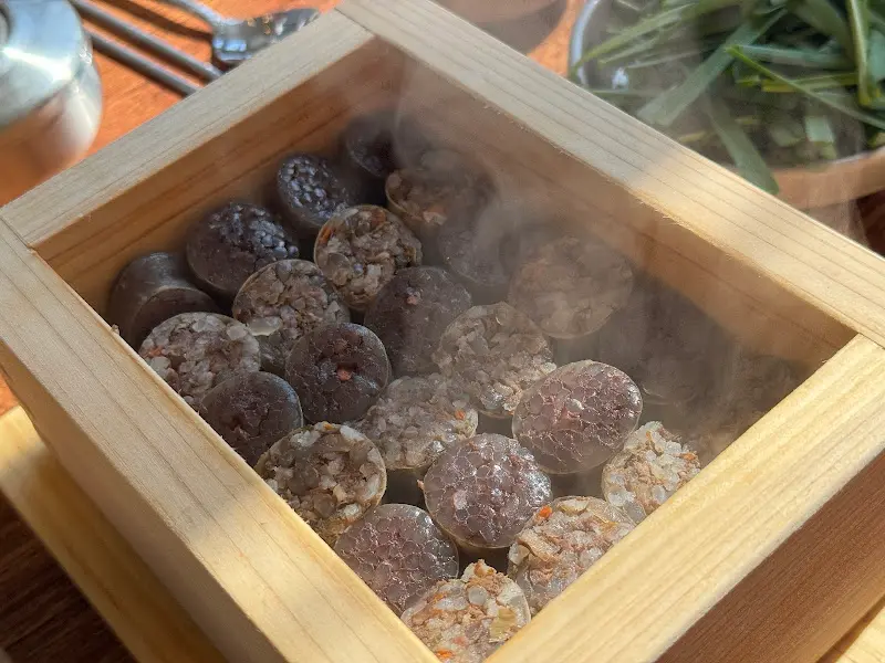 따뜻하게 쪄서 나오는 신의주 순대와 쭈꾸미의 순대