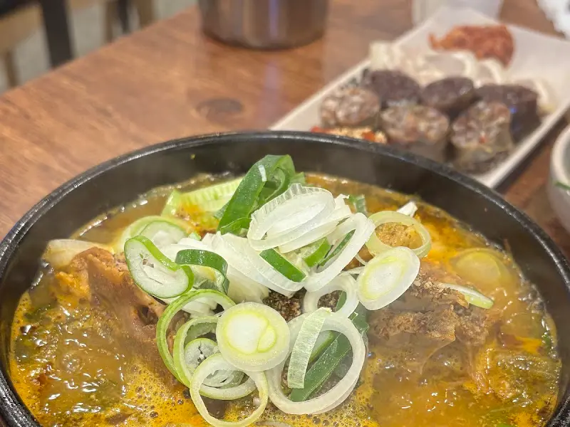 신의주 순대와 쭈꾸미의 푸짐한 뼈해장국