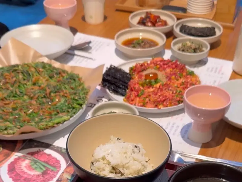 육회비빔밥, 미나리전 풀샷