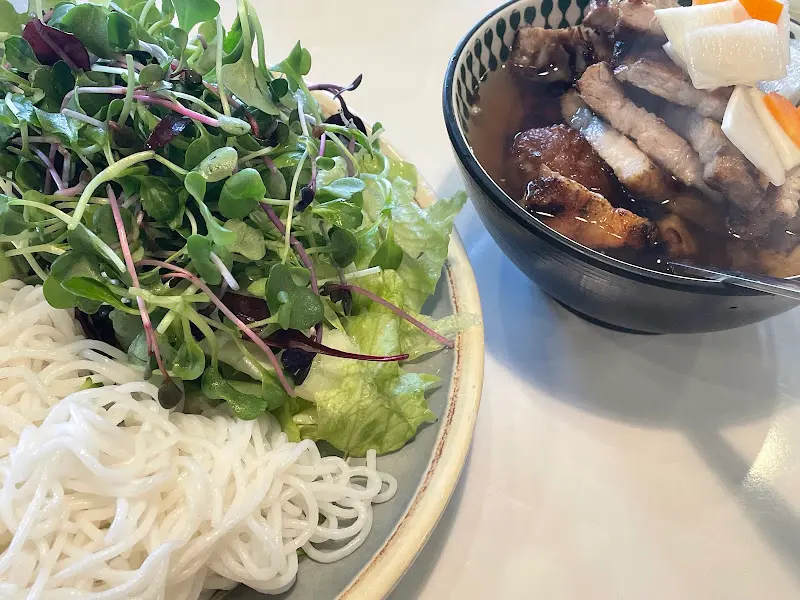 분짜의 모습. 쌀국수, 채소, 고기가 함께 담겨 있다.