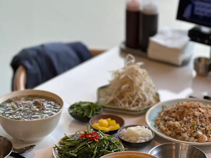 테이블 위에 놓인 음식 전체 샷.