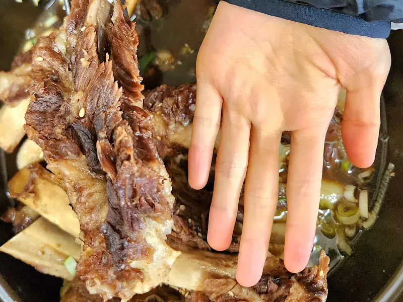 왕갈비찜의 압도적인 갈비 크기