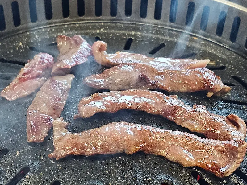 불판 위에서 익어가는 소고기