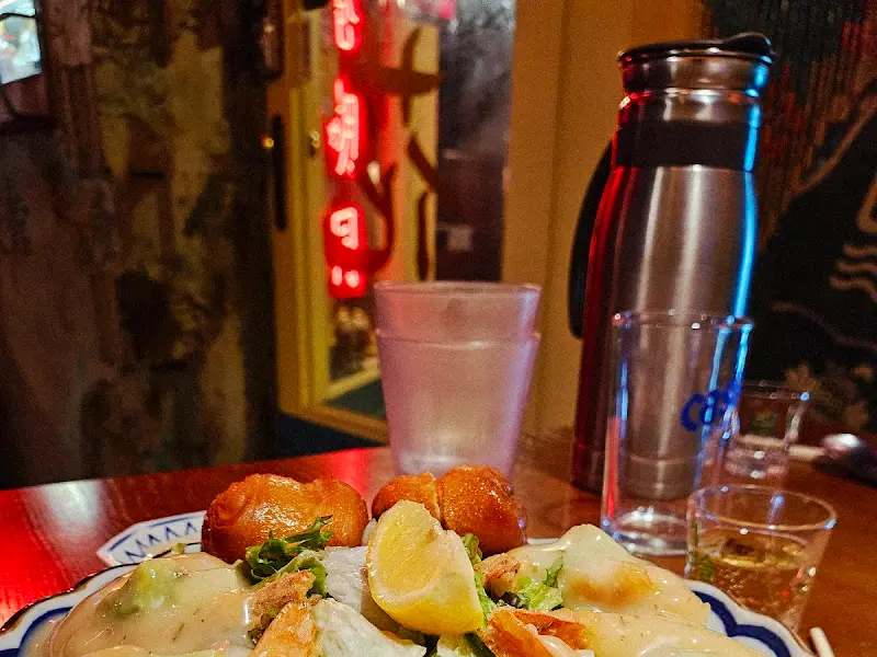 아보카도 크림새우와 곁들여진 술