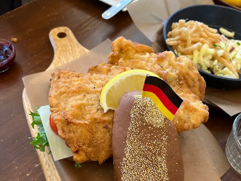 닭고기 슈니첼과 슈니첼브뢰첸