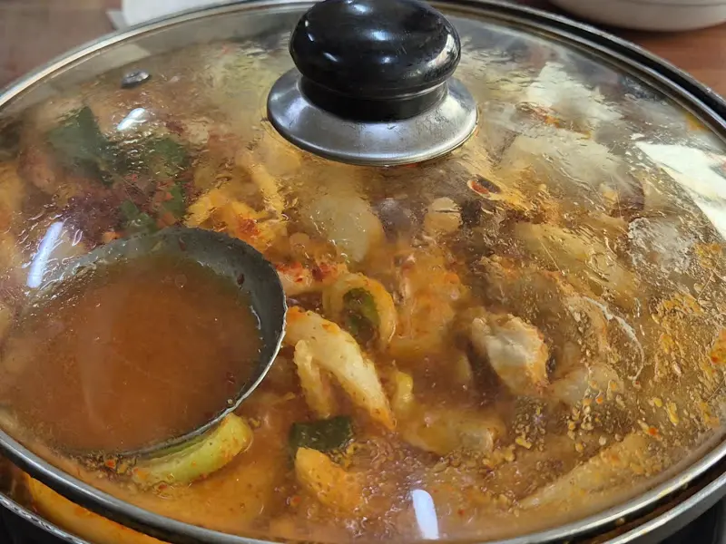 돼지볶음 뚜껑 덮인 모습