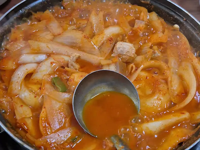 돼지볶음 국자로 뜨는 모습