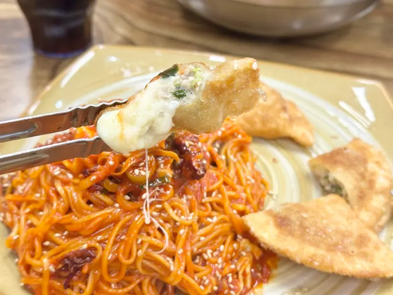 비빔면과 치즈만두