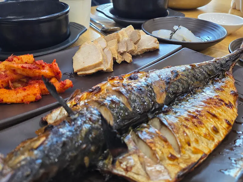 윤기 좔좔 흐르는 고등어구이