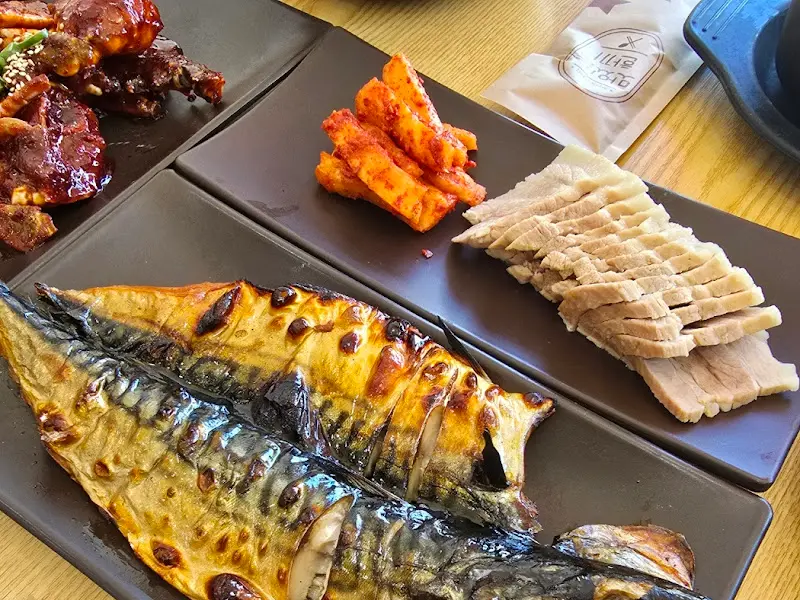 윤기가 자르르 흐르는 고등어와 수육