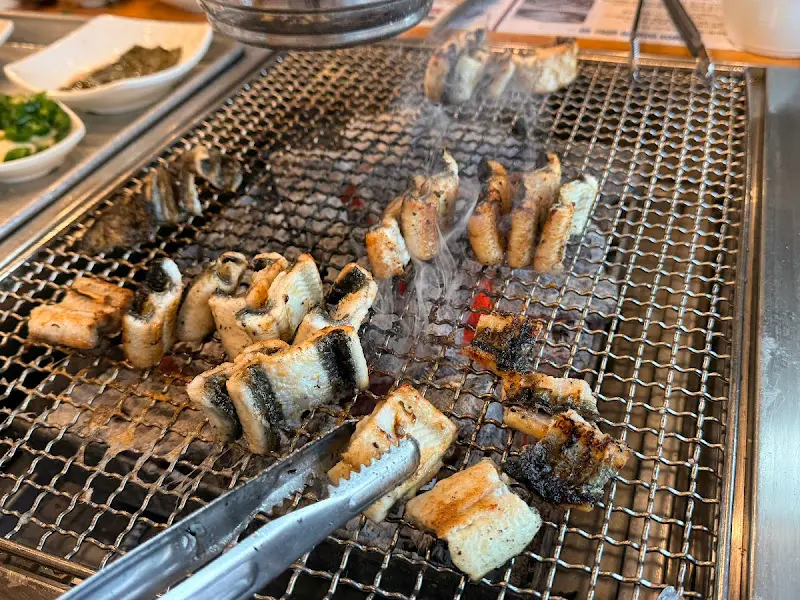 숯불 위에 구워지는 장어