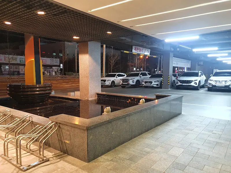 주차장 앞 풍경