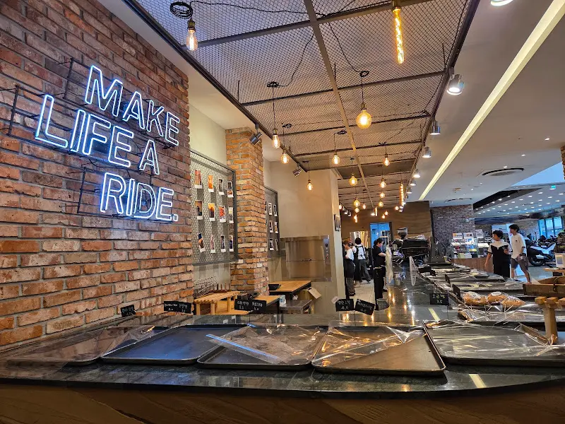 MAKE LIFE A RIDE 네온사인