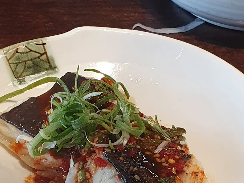 정갈하게 담겨 나온 연근 샐러드