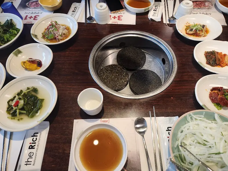 푸짐하게 차려진 테이블