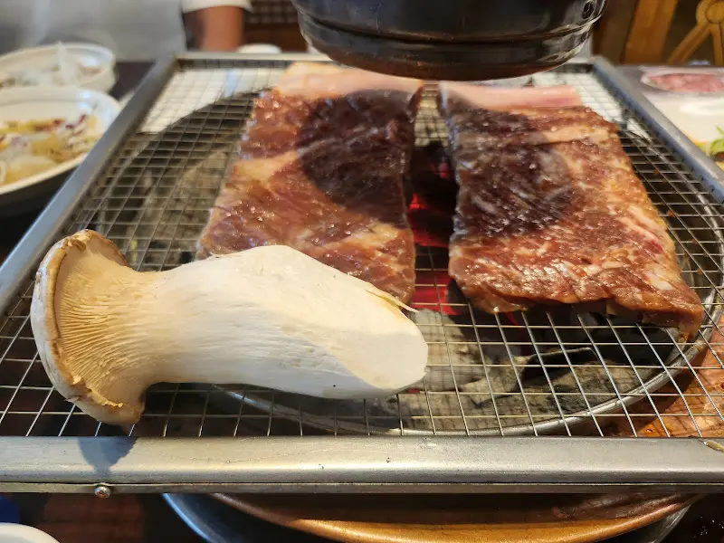 숯불 위에서 노릇하게 구워지는 돼지갈비