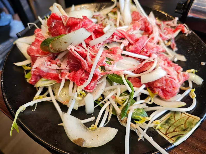 신선한 야채와 함께 제공되는 불고기