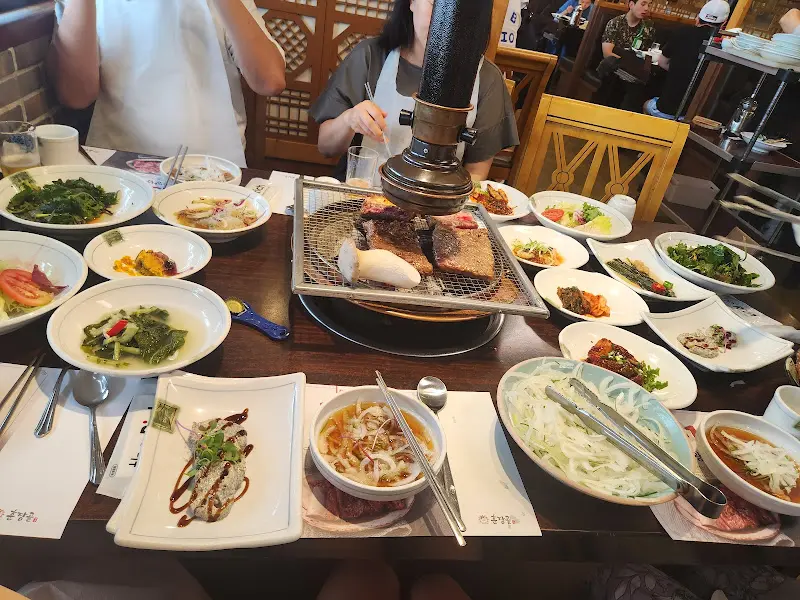 다양한 밑반찬이 놓인 테이블 전경