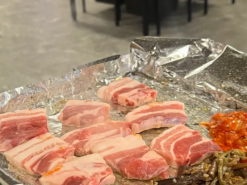 불판 위의 냉삼겹살