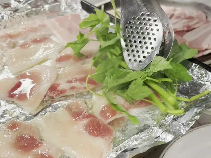 미나리와 함께 구워먹는 냉삼