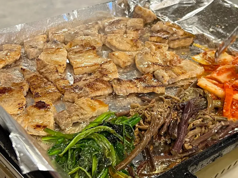 잘 구워진 냉삼겹살