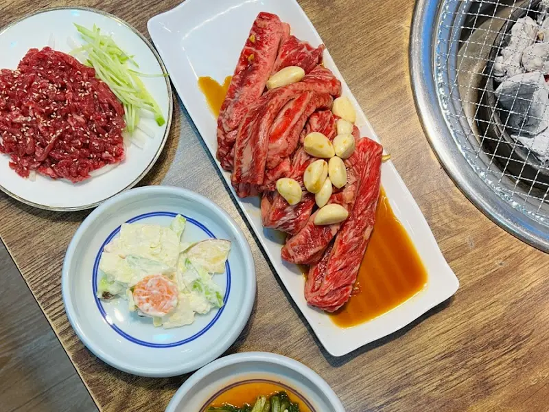 깔끔하게 차려진 한 상, 지팡갈비와 육회, 밑반찬이 눈길을 사로잡는다.