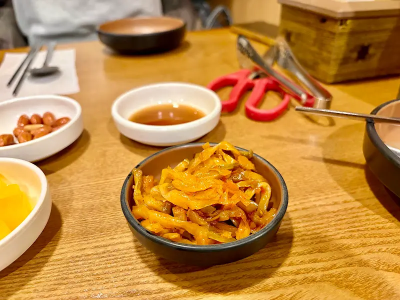 기본 반찬으로 제공되는 땅콩, 짜사이, 깍두기