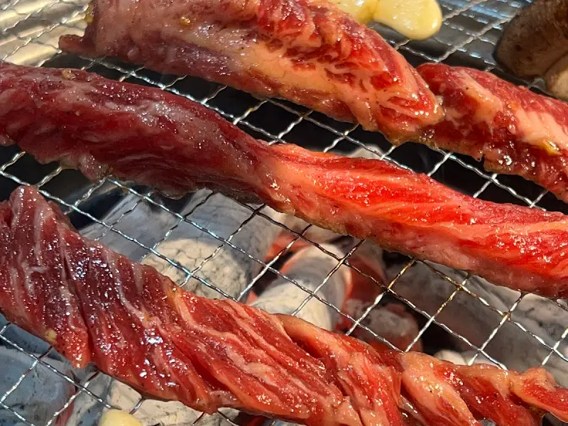 숯불 위에서 익어가는 지팡갈비, 육즙이 좔좔 흐르는 모습이 식욕을 자극한다.