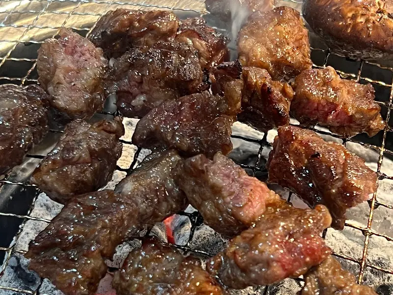 숯불 향을 가득 머금은 지팡갈비, 한 입 크기로 잘라 먹으니 꿀맛이다.