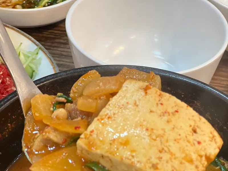 뚝배기에 담겨 나오는 된장찌개, 두부와 채소가 듬뿍 들어있어 푸짐하다.