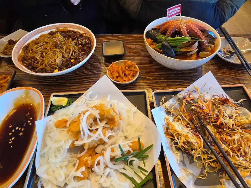 홍짜장, 탕수육, 짬뽕 한 상 차림