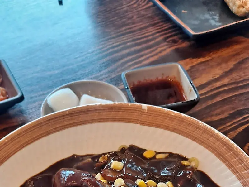 테이블 위 짬뽕 그릇