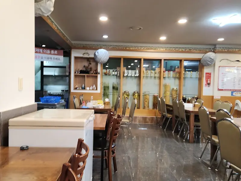 김정이삼계탕 내부 홀