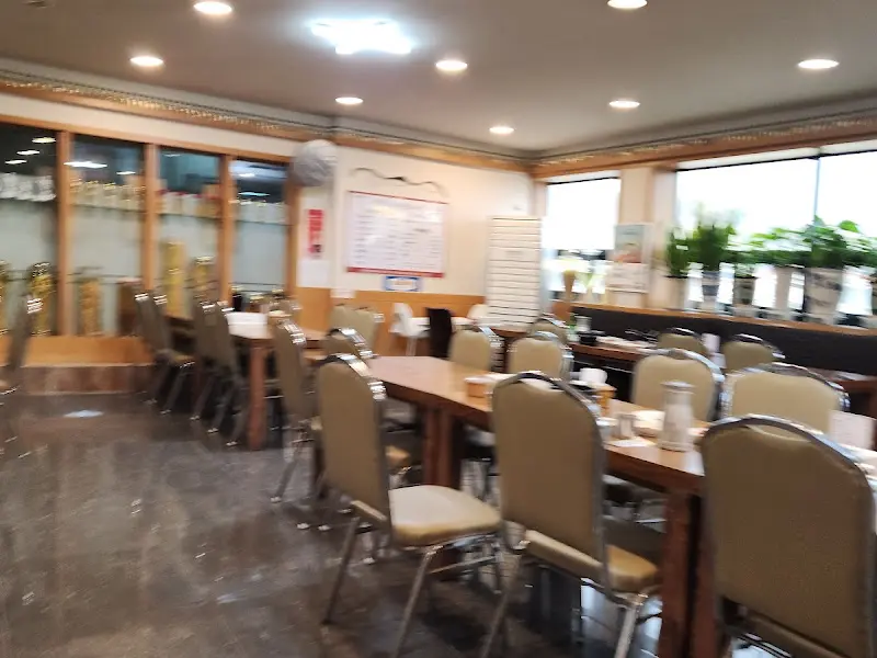 김정이삼계탕 내부 테이블