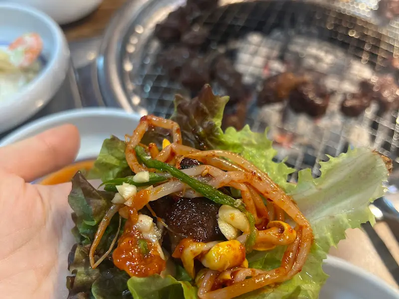 신선한 야채와 함께 먹는 갈비, 쌈으로 즐겨도 맛있다.