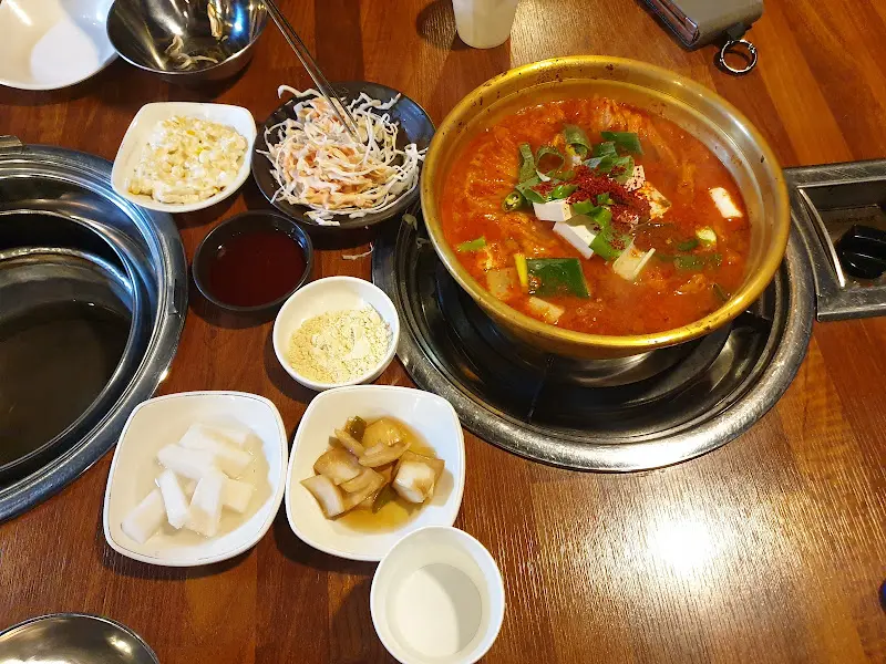 청춘쪽갈비 기본 반찬 세팅