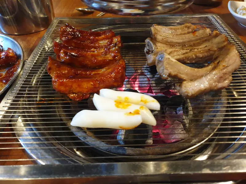 숯불 위에서 익어가는 쪽갈비