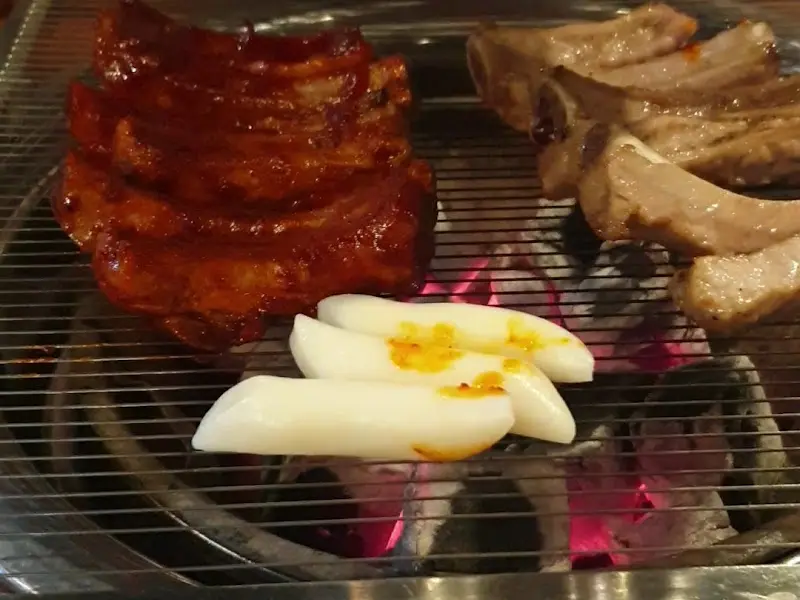 숯불 위에서 익어가는 쪽갈비