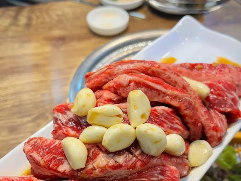 접시에 담겨 나온 지팡갈비, 신선한 마늘이 함께 제공된다.